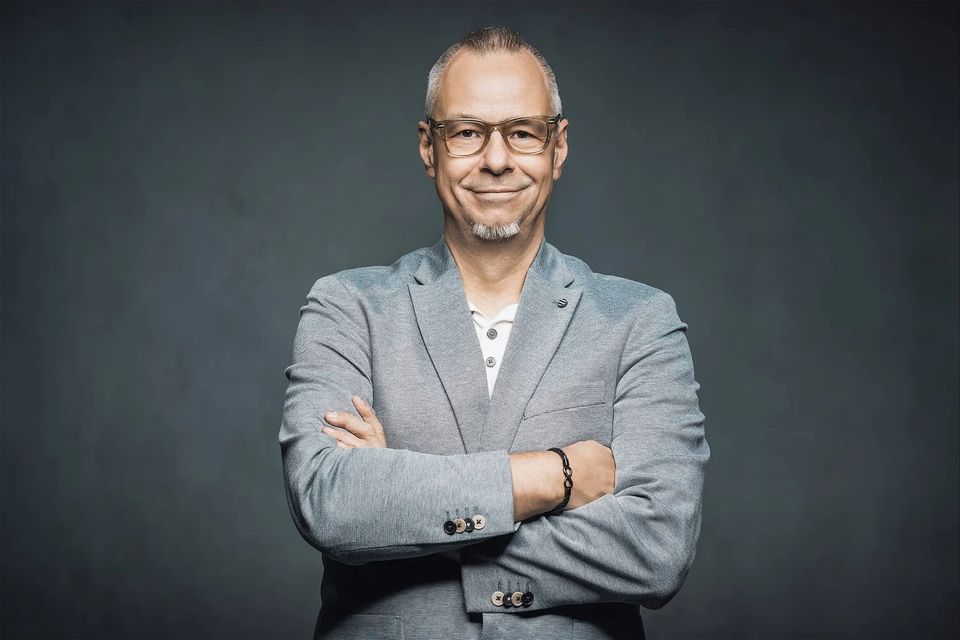 Portrait von Andreas Schmitt im grauen Sakko