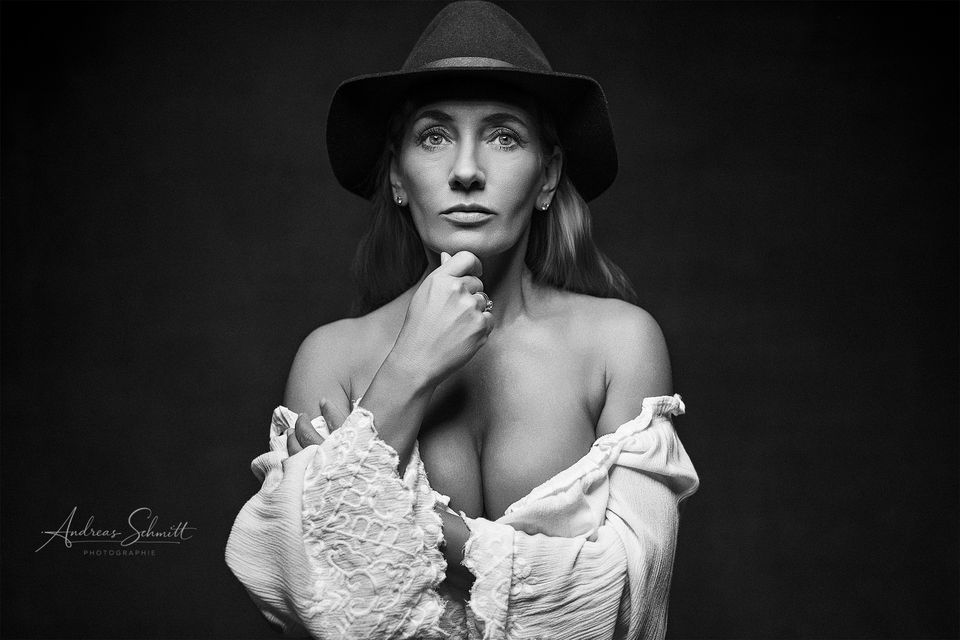 Schwarzweiß-Portrait einer Frau mit Hut