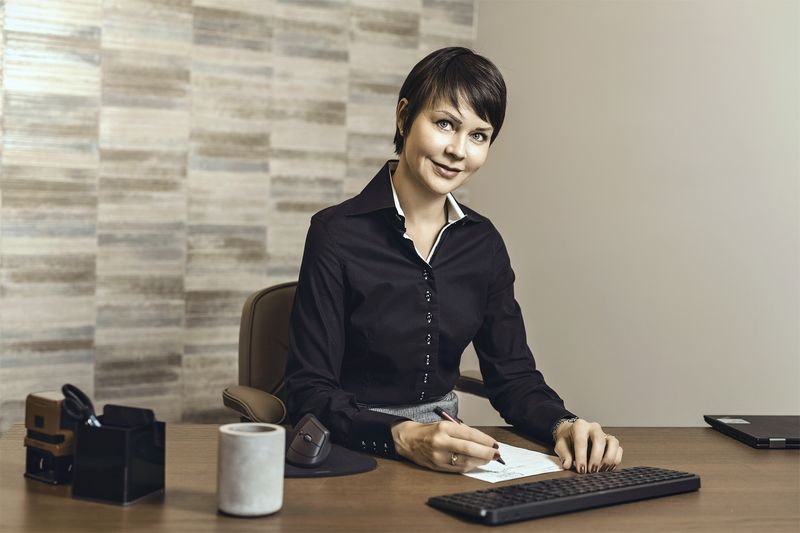 Frau am Schreibtisch im Büro, Businessportrait
