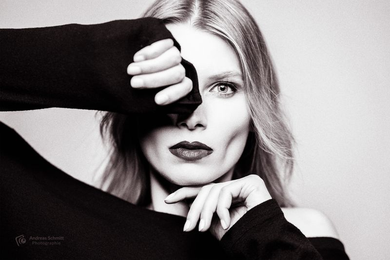 Charakterportrait einer Frau mit Hand vor dem Gesicht