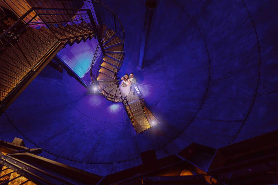 Wendeltreppe von oben mit Brautpaar, blaues Licht