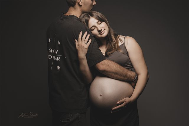 Werdende Eltern beim Babybauch-Shooting im Studio