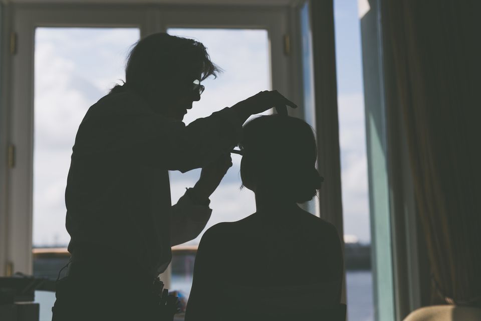 Bräutigam wird frisiert, Silhouette am Fenster