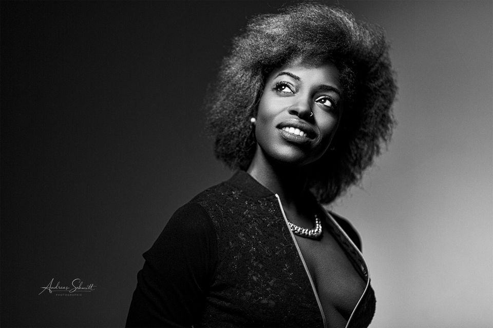 Lachende Frau mit Afro, Schwarzweiß