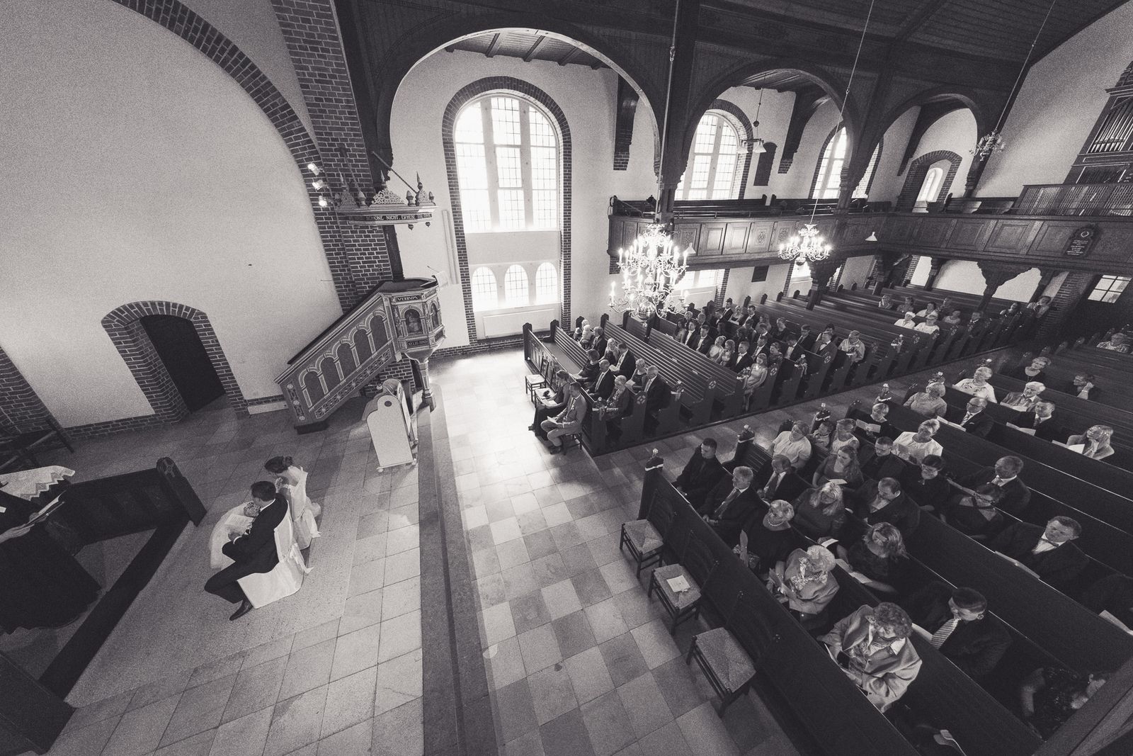 Kirche von oben während der Trauung