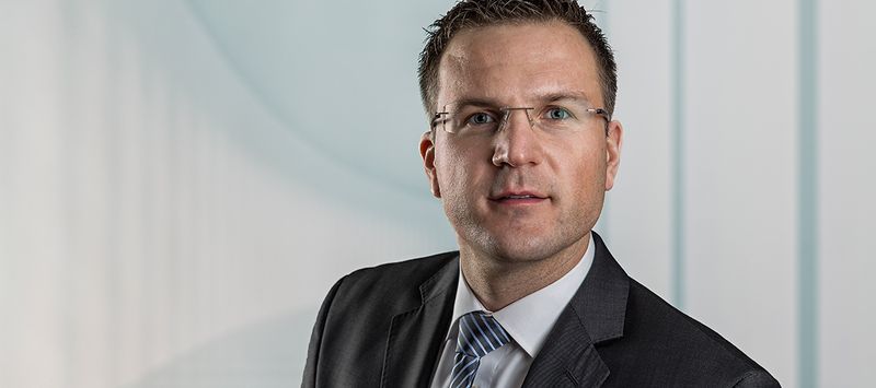 Portrait eines Mannes mit Brille und Krawatte