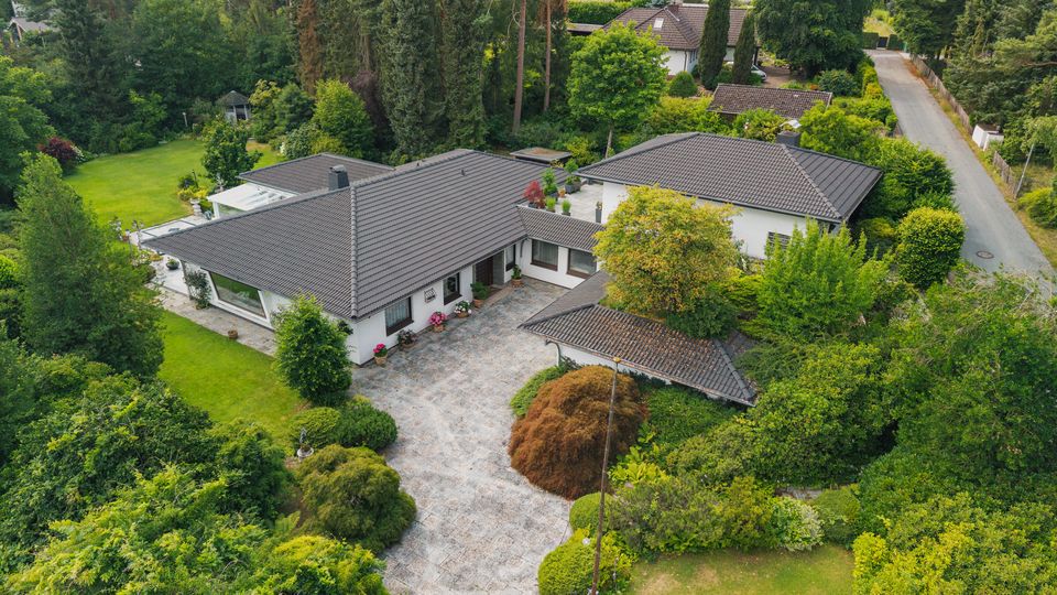 Luftaufnahme eines Einfamilienhauses mit Garten