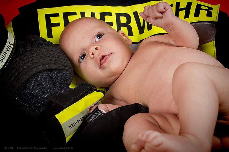 Baby auf einer Feuerwehrjacke