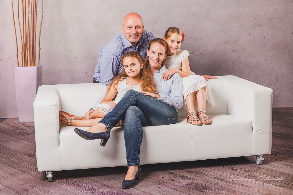 Familie auf einem weißen Sofa