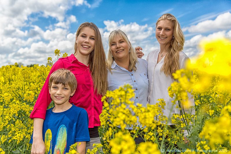 Familie im Rapsfeld