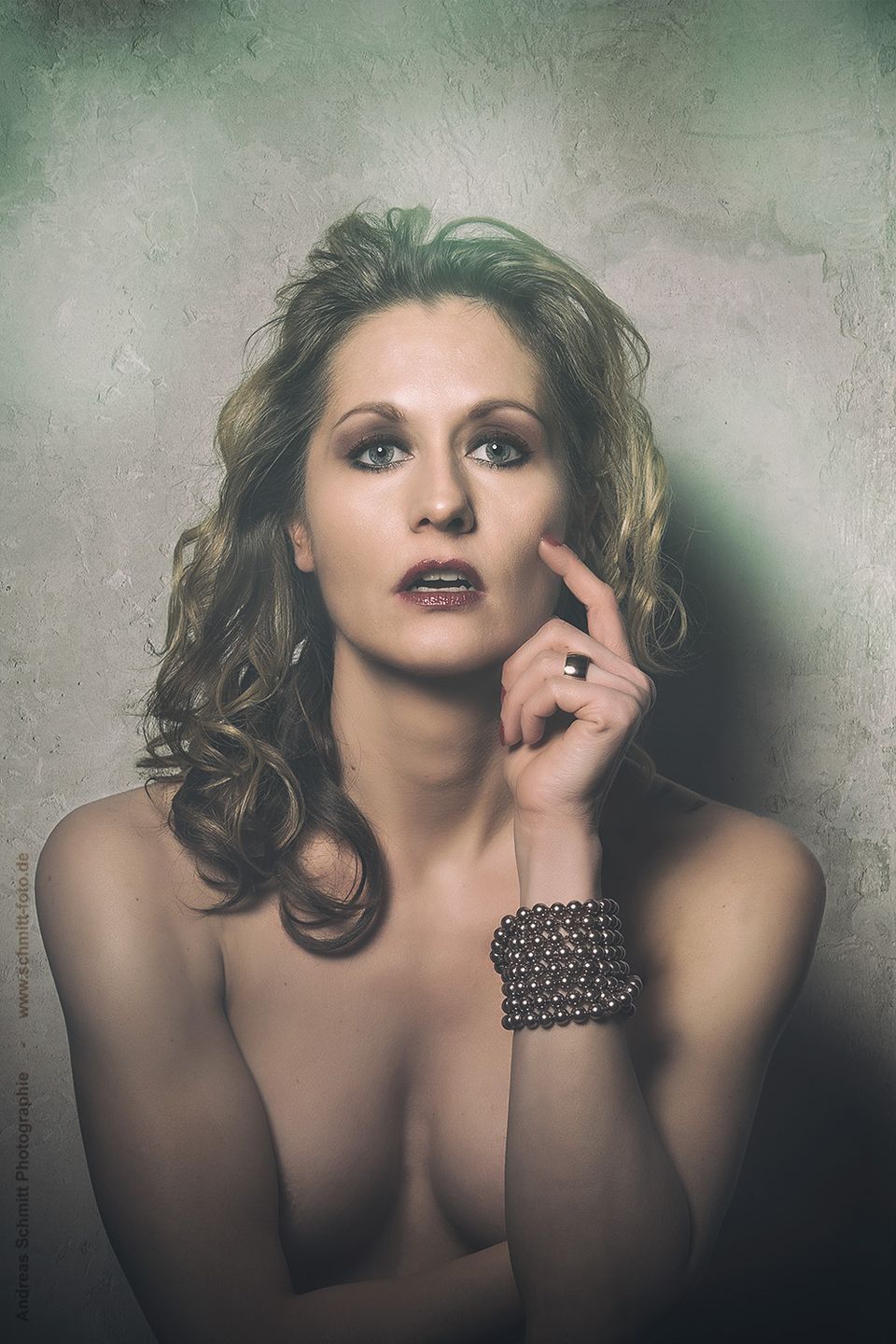 Frau mit Locken, Hand am Kinn
