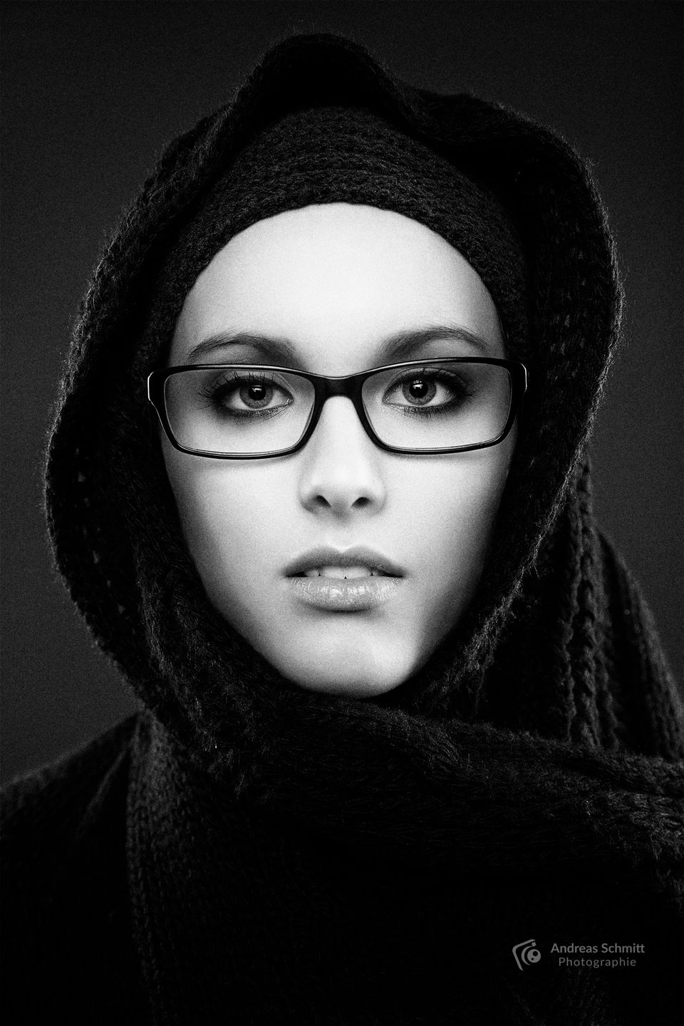 Frau mit Kapuze und Brille, Schwarzweiß