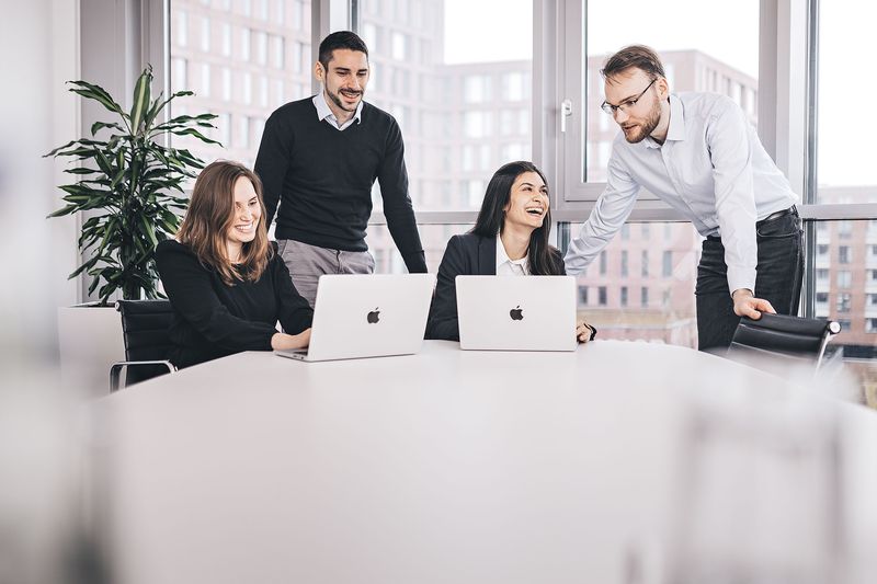 Team-Meeting an einem hellen Konferenztisch
