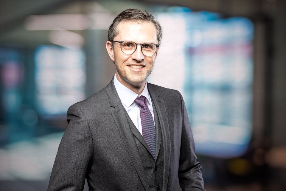 Businessportrait eines Mannes vor hellem Hintergrund