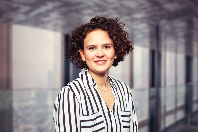 Bewerbungsfoto einer Frau mit Locken
