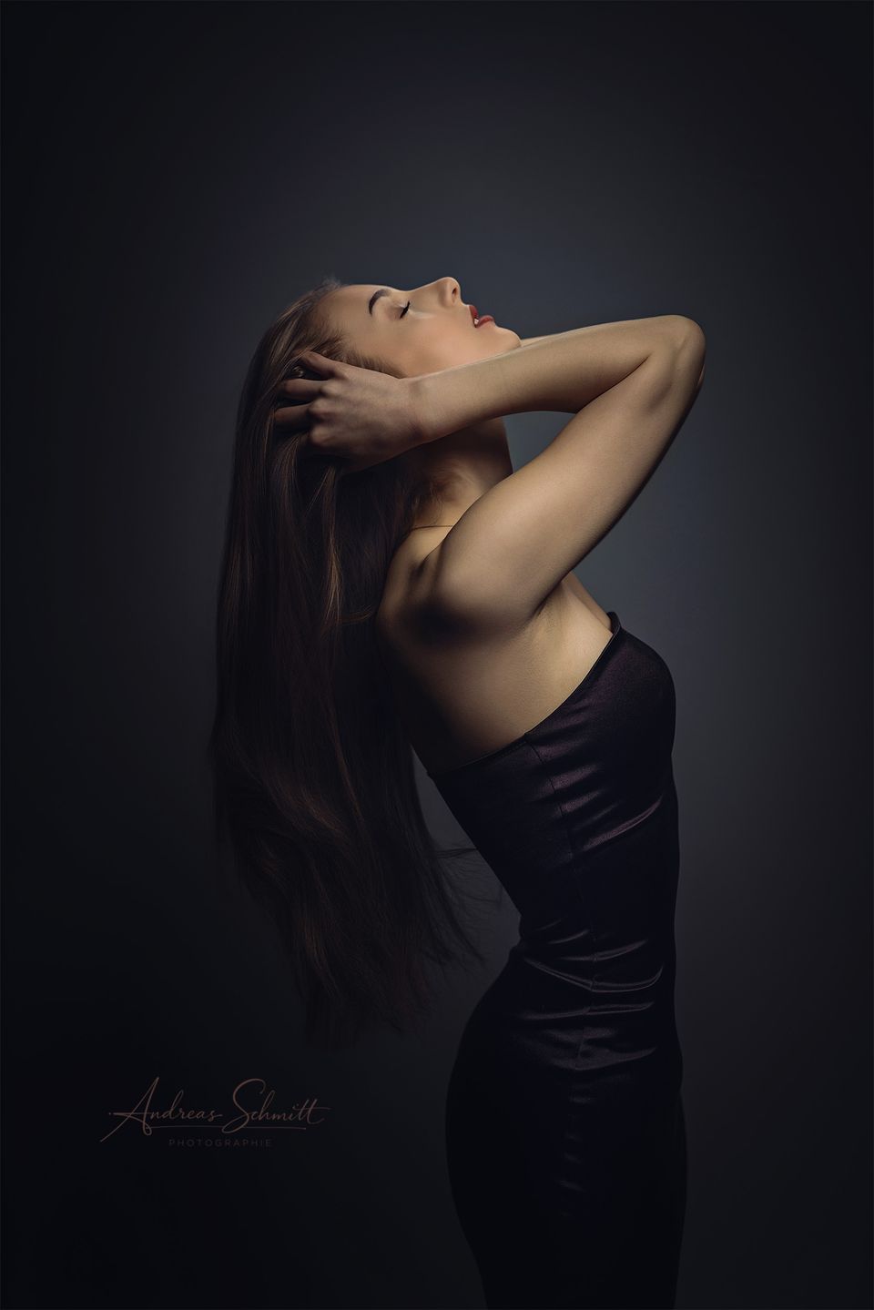Frau im schwarzen Kleid, Low-Key