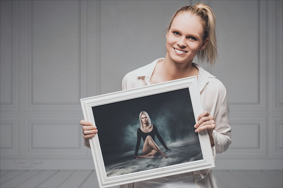 Frau hält ihr gerahmtes Portrait