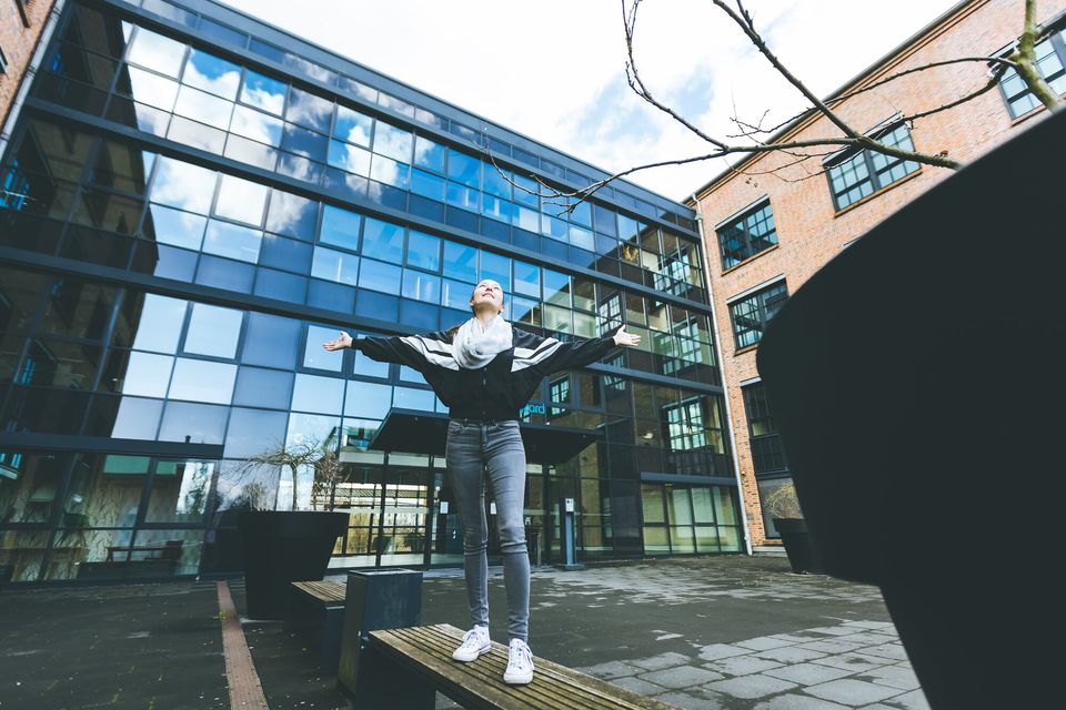 junges Model vor einer Glasfassade in Altona