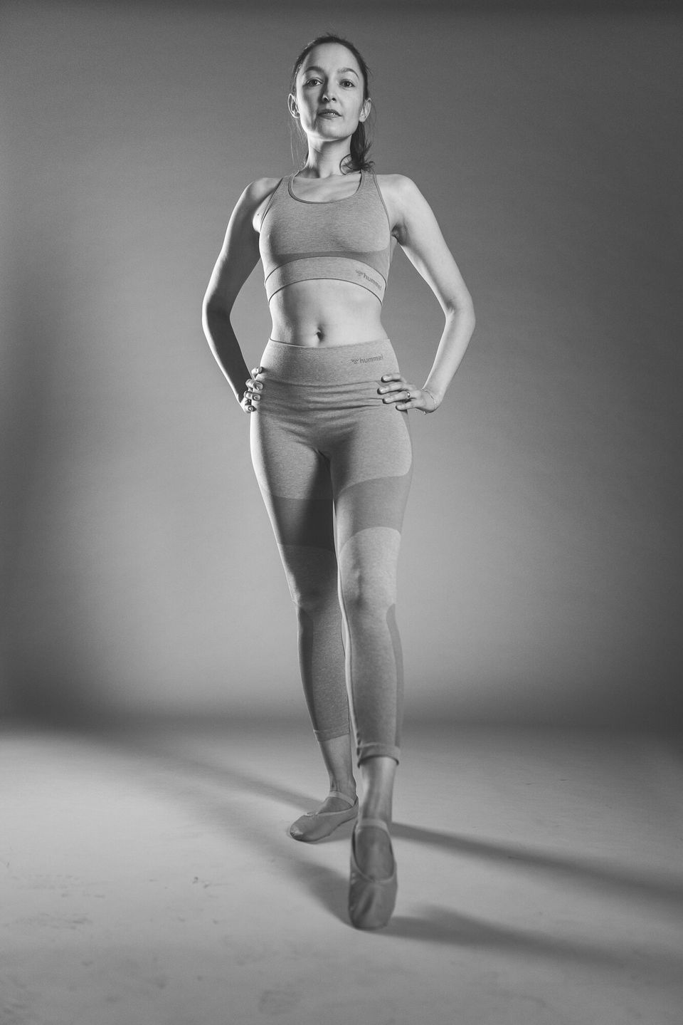Carla macht Ballett-Fitness im Studio