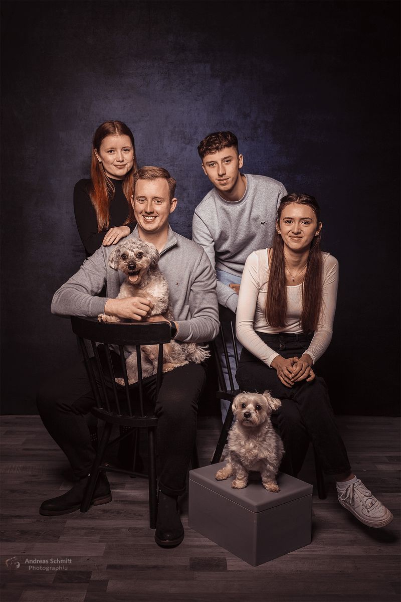 Familie mit Hund im Studio