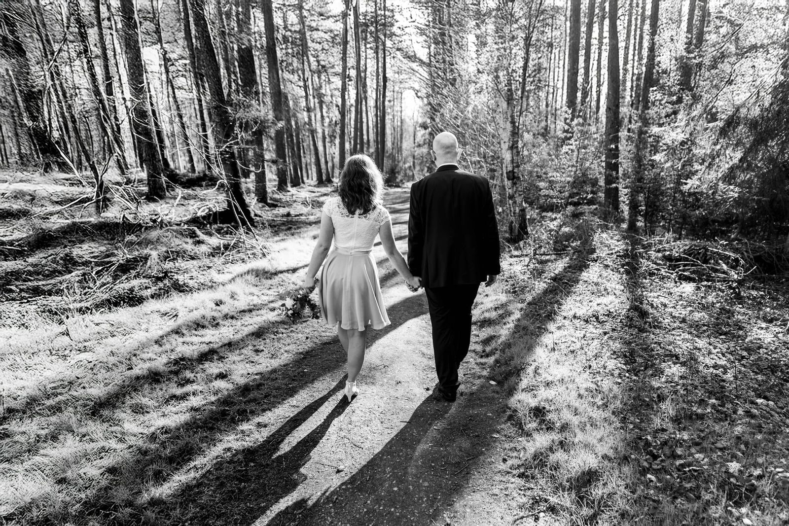 Brautpaar geht durch den Wald, Schwarzweiß
