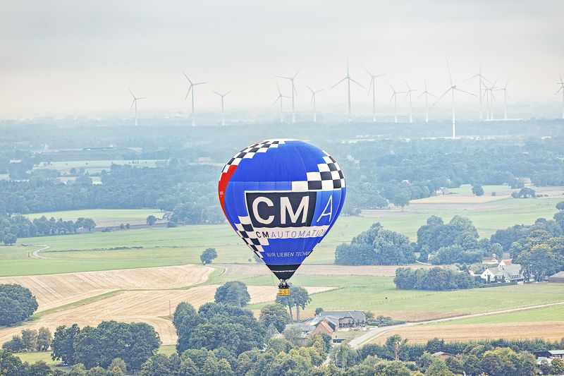 Luftaufnahme: Heißluftballon über der Landschaft