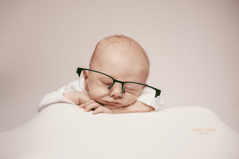 Neugeborenes mit Brille