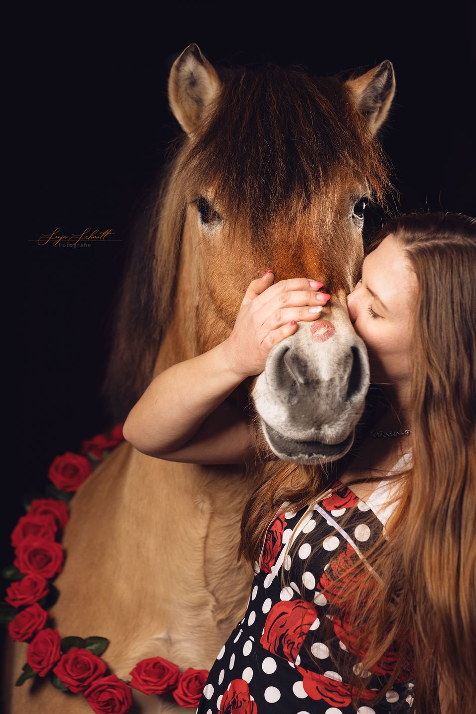 Mädchen küsst ihr Pony
