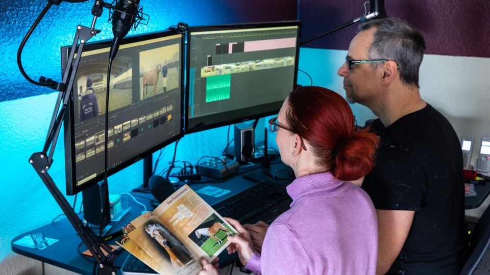 Andreas Schmitt und Sonja Krieger beim Videoschnitt